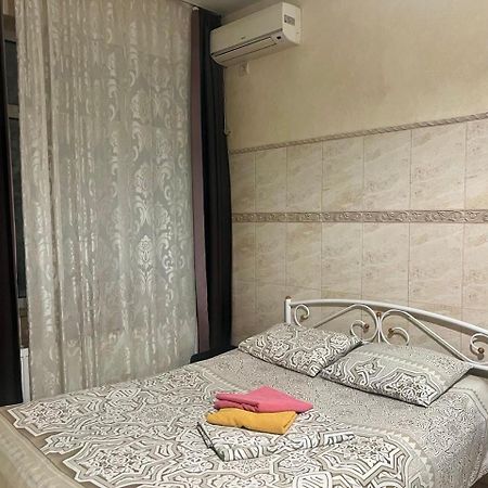 Studio Apartment Metro Pechersk Kiev Eksteriør billede