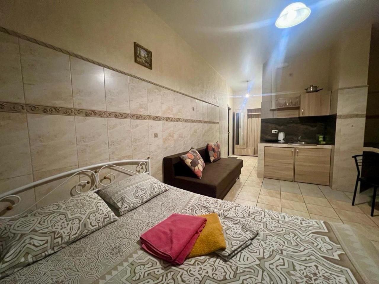 Studio Apartment Metro Pechersk Kiev Eksteriør billede