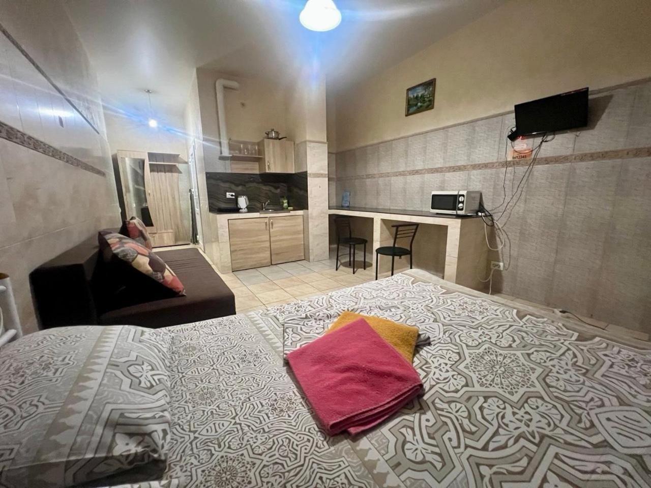 Studio Apartment Metro Pechersk Kiev Eksteriør billede